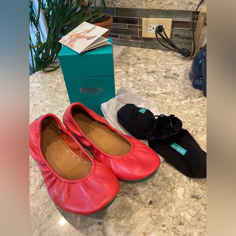Authentic Tieks Poppy size 6